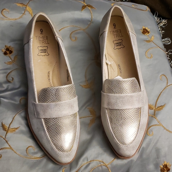TIME TRU Shoes - TIME AND TRU TAN/SILVER SLIP ON LEATHER SHOES SIZE 9